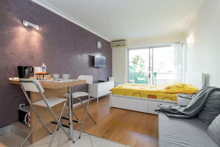 Apartment Quiet Studio With A Big Balcony Nice